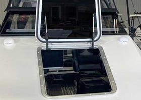 boat-builder-bar-crusher-opening-forward-hatch-HATCHDOOR-C