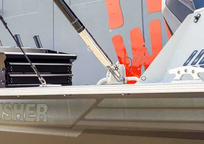 boat-builder-bar-crusher-raider-670-OUTRIGTTOP
