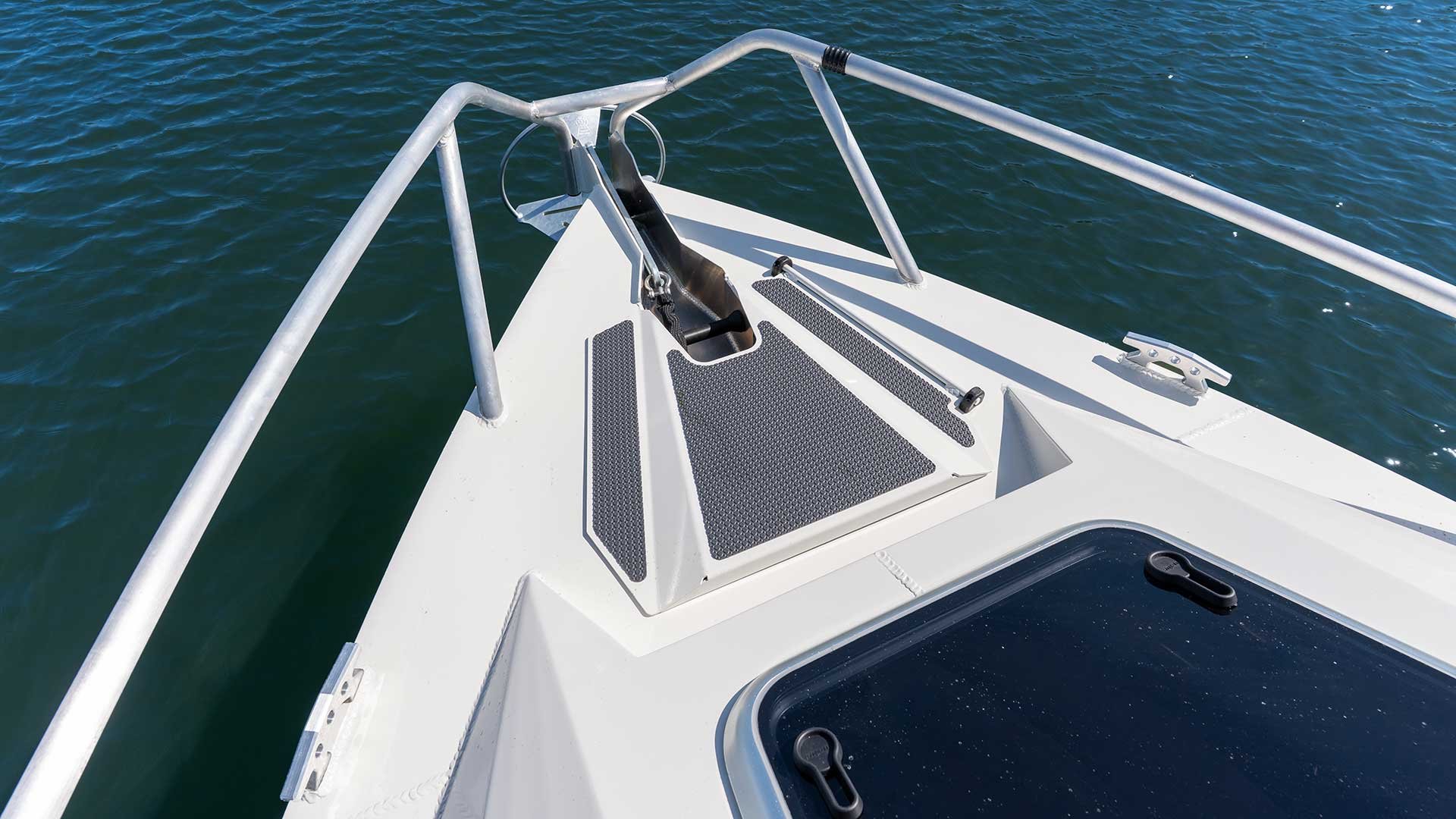Bar Crusher 650HT bow with anchor well hatch
